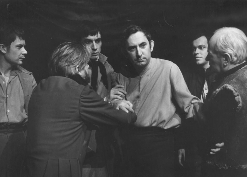 Centralnie: Gustaw Holoubek (Gustaw-Konrad) w DZIADACH Adama Mickiewicza w reżyserii Kazimierza Dejmka. Premiera w Teatrze Narodowym 25 listopada 1967. Fot. Franciszek Myszkowski