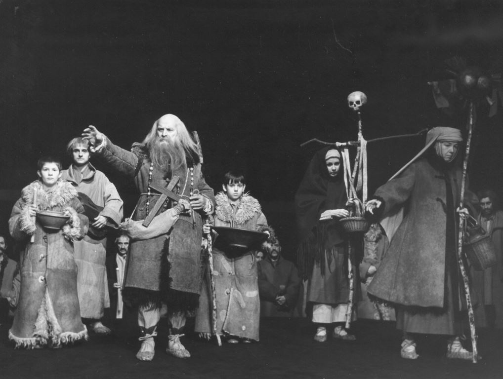 Scena zbiorowa, w centrum: Kazimierz Opaliński (Guślarz) w DZIADACH Adama Mickiewicza w reżyserii Kazimierza Dejmka. Premiera w Teatrze Narodowym 25 listopada 1967. Fot. Franciszek Myszkowski