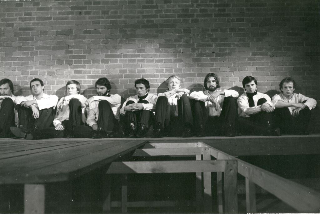 DZIADY Adama Mickiewicza w reż. Adama Hanuszkiewicza: Krzysztof Wakuliński, Jerzy Pożarowski, Krzysztof Kolberger (Konrad), Jerzy Matałowski, Marcin Sławiński, Waldemar Kownacki, Krzysztof Janczar, Andrzej Pieczyński. Fot. Cezary Marek Langda