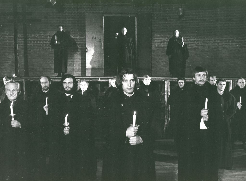 DZIADY Adama Mickiewicza w reż. Adama Hanuszkiewicza: scena zbiorowa, centralnie – Waldemar Kownacki (Prowadzący obrzęd). Fot. Cezary Marek Langda