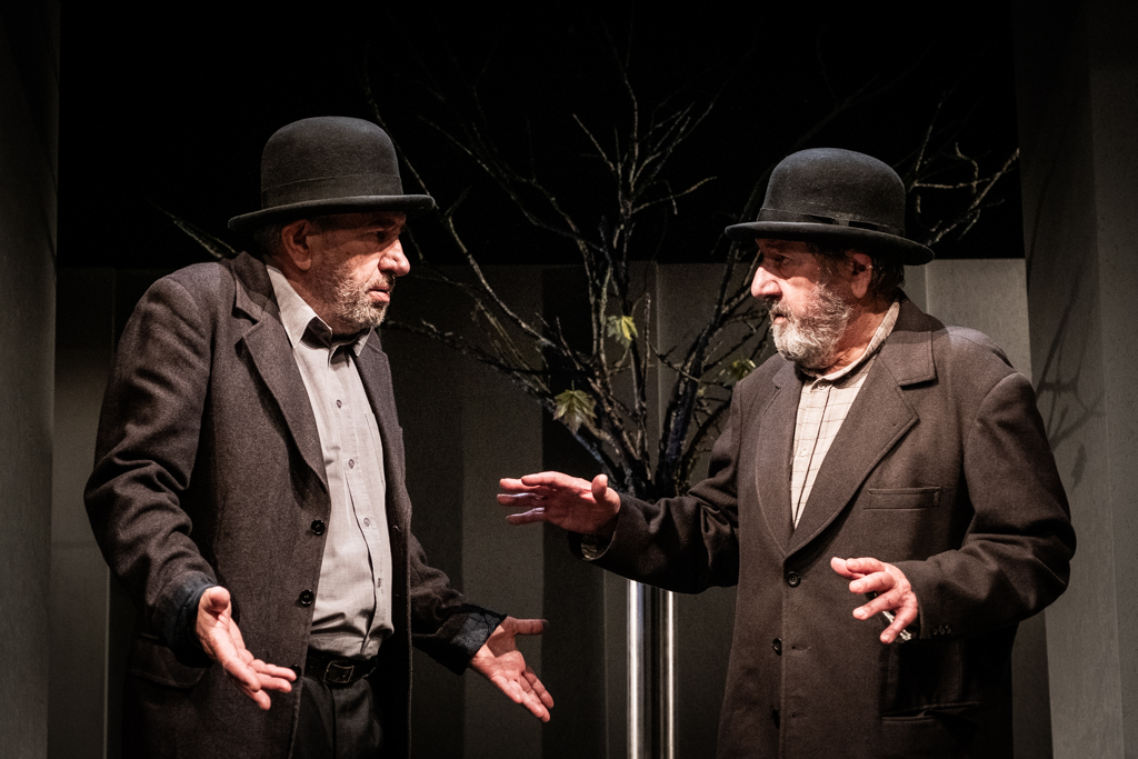 Jerzy Radziwiłowicz (Vladimir), Mariusz Benoit (Estragon). Fot. Marta Ankiersztejn Jerzy Radziwiłowicz (Vladimir), Mariusz Benoit (Estragon). Fot. Marta Ankiersztejn