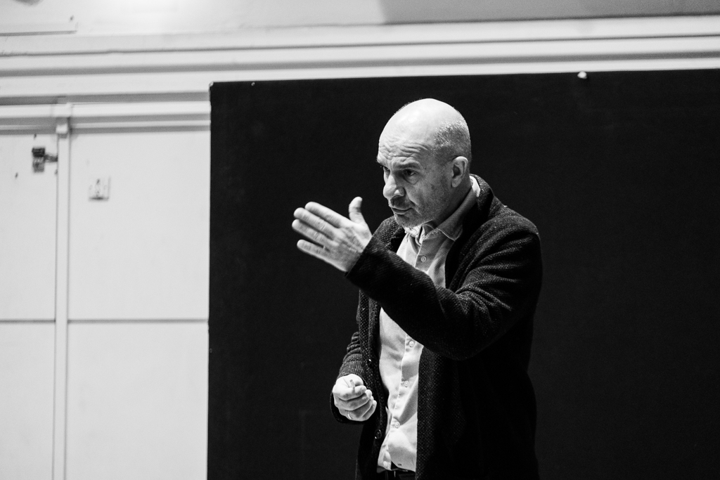 Piotr Cieplak podczas próby CZEKAJĄC NA GODOTA Samuela Becketta. Fot. Marta Ankiersztejn Piotr Cieplak podczas próby CZEKAJĄC NA GODOTA Samuela Becketta. Fot. Marta Ankiersztejn