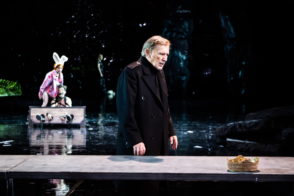 Dominika Kluźniak (Kordelia / Błazen), Ireneusz Czop (Hrabia Kent), Jan Englert (Lear, król Brytanii). Fot. Marta Ankiersztejn Dominika Kluźniak (Kordelia / Błazen), Ireneusz Czop (Hrabia Kent), Jan Englert (Lear, król Brytanii). Fot. Marta Ankiersztejn
