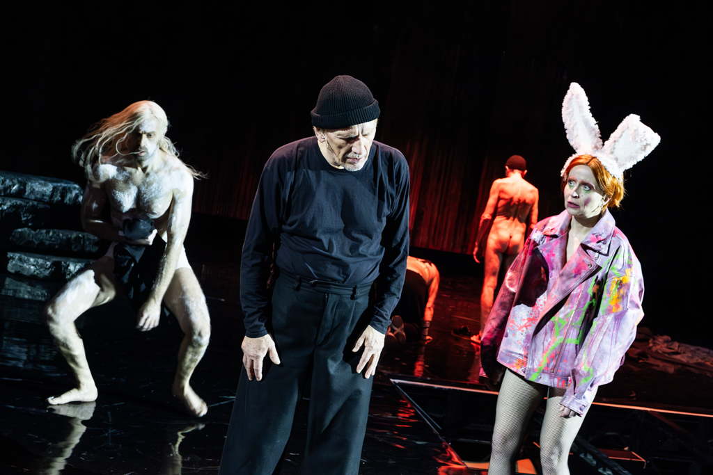 Mateusz Rusin (Edgar), Jan Englert (Lear, król Brytanii), Dominika Kluźniak (Kordelia / Błazen). Fot. Marta Ankiersztejn Mateusz Rusin (Edgar), Jan Englert (Lear, król Brytanii), Dominika Kluźniak (Kordelia / Błazen). Fot. Marta Ankiersztejn