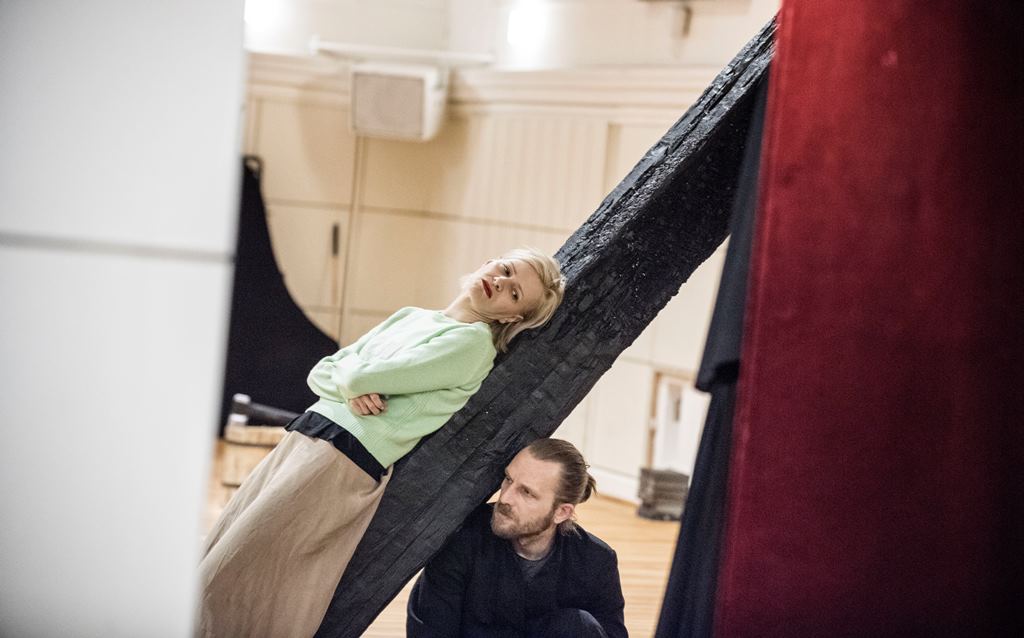 Próby MATKI JOANNY OD ANIOŁÓW: Małgorzata Kożuchowska (Joanna), Karol Pocheć (Suryn). Fot. Magda Hueckel