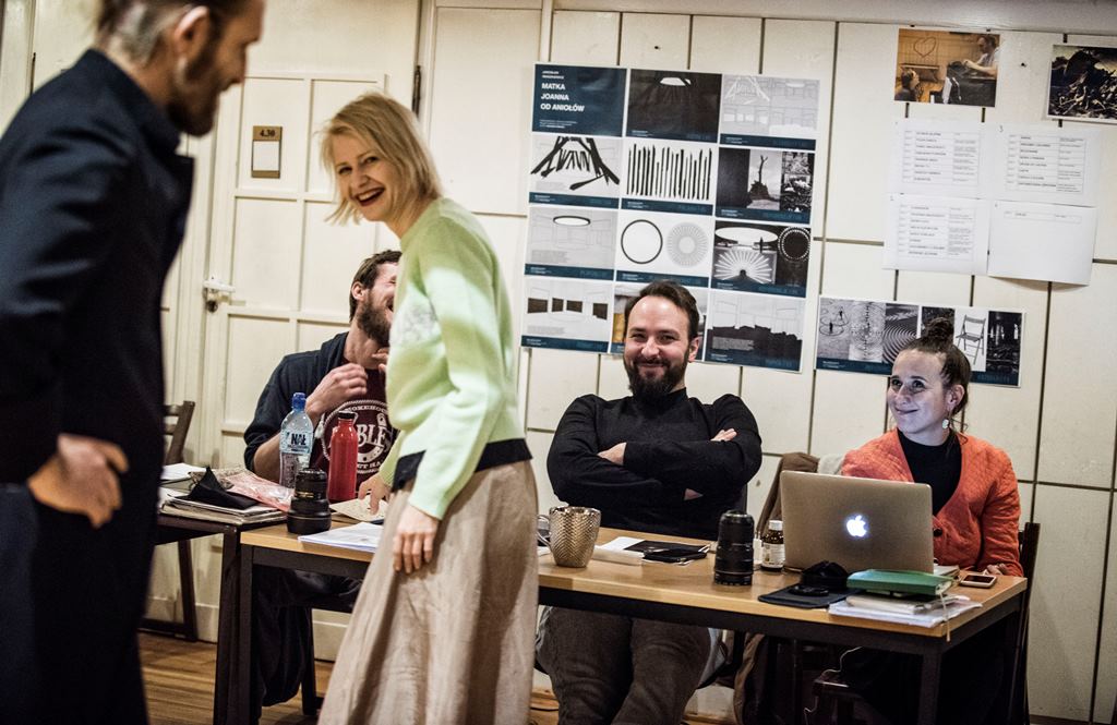 Próby MATKI JOANNY OD ANIOŁÓW: Karol Pocheć (Suryn), Krystian Łysoń – ruch sceniczny, Małgorzata Kożuchowska (Joanna), Wojciech Faruga – reżyseria,  Julia Holewińska – dramaturgia. Fot. Magda Hueckel