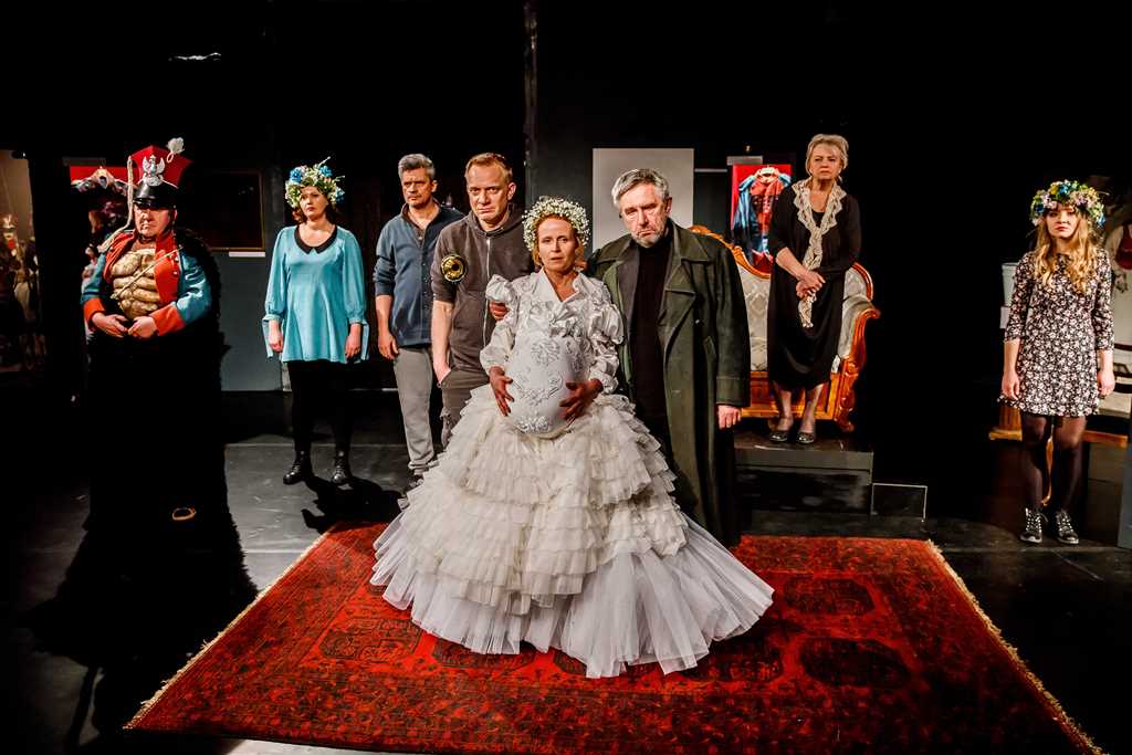 Mariusz Benoit (Widmo), Anna Ułas (Frania), Piotr Grabowski (Major), Arkadiusz Janiczek (Jan), Dominika Kluźniak (Zosia), Jerzy Radziwiłowicz (Graf), Anna Seniuk (Ciotunia), Paulina Korthals (Ania). Fot. Krzysztof Bieliński