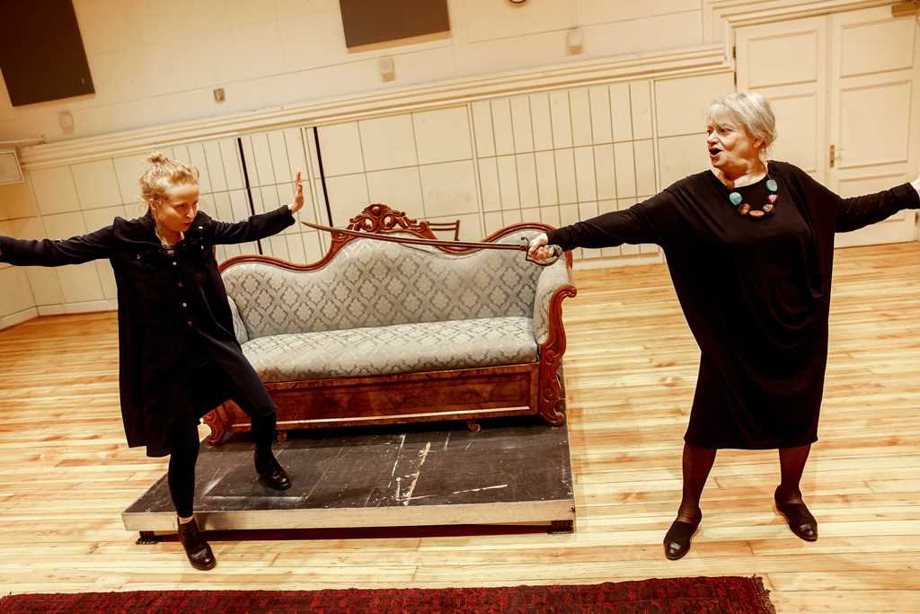 Próby UŁANÓW: Dominika Kluźniak (Zosia), Anna Seniuk (Ciotunia). Fot. Krzysztof Bieliński