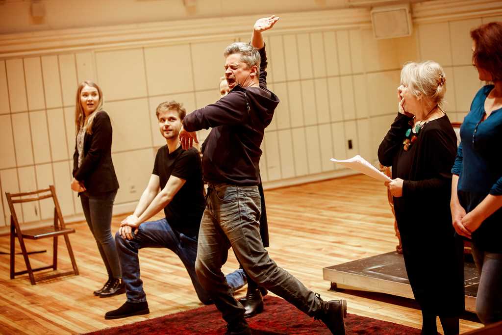 Próby UŁANÓW: Paulina Korthals (Ania), Hubert Paszkiewicz (Lubomir), Dominika Kluźniak (Zosia), Piotr Grabowski (Major), Anna Seniuk (Ciotunia), Anna Ułas (Frania). Fot. Krzysztof Bieliński